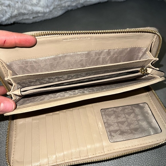 Michael Kors Wallet - Picture 3 of 7